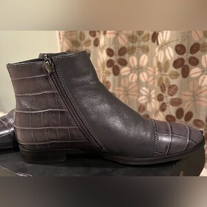 MARC JOSEPH NEW YORK Gray Croc Embossed Leather Ankle Booties Boots Low Heel